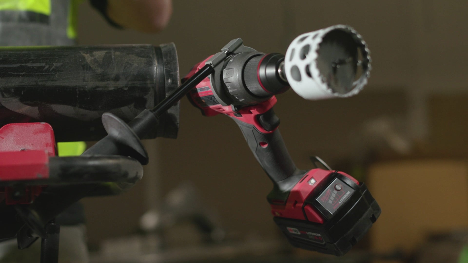 Cargar vídeo: TALADRO MARTILLO 1/2" M18 FUEL EN KIT