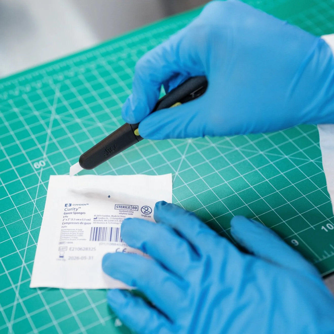 CUCHILLA CARCASA PLASTICA DELGADA AUTO-RETRACTIL SLICE