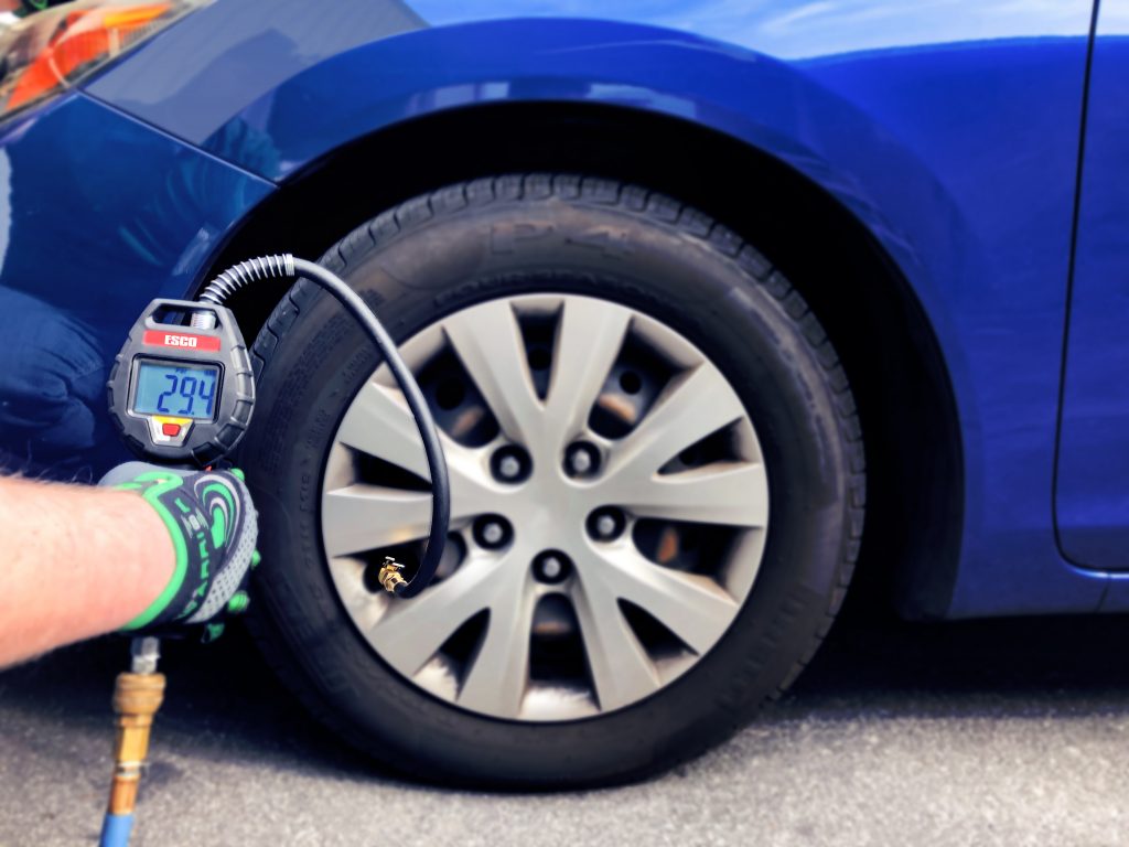 INFLADOR DE LLANTAS DIGITAL CON MANGUERA DE 20"