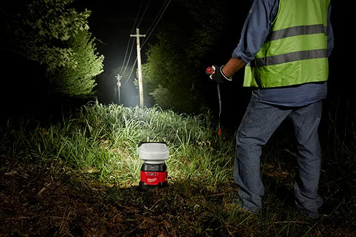 LAMPARA 'SEARCH' M18 CON BASE MAGNETICA Y CONTROL REMOTO (NO INCL. BAT)