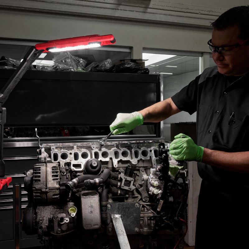 LUZ DE BRAZO EXTENSIBLE MAGNÉTICA M18™