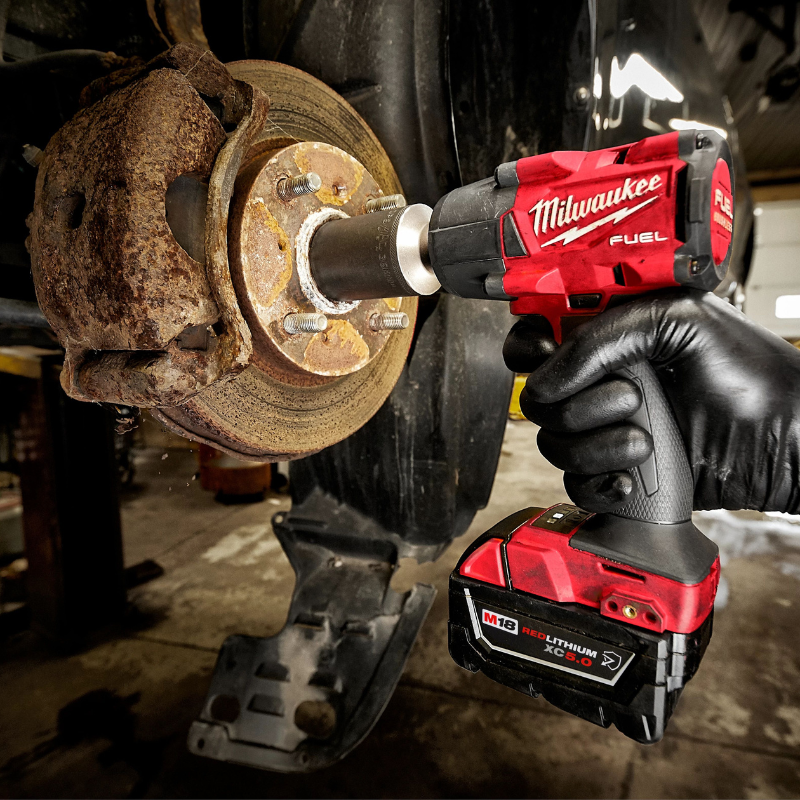 LLAVE DE IMPACTO DE 1/2" DE MEDIO TORQUE M18 FUEL EN KIT C/2 BATERIAS Y CARGADOR