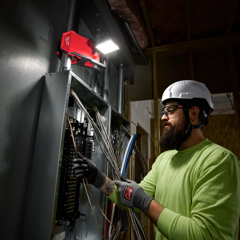 LAMPARA CON FIJACION DE ABRAZADERA M18™ ROVER™ DE 3 MODOS (2000 LUMENS) (HERRAMIENTA SOLA)