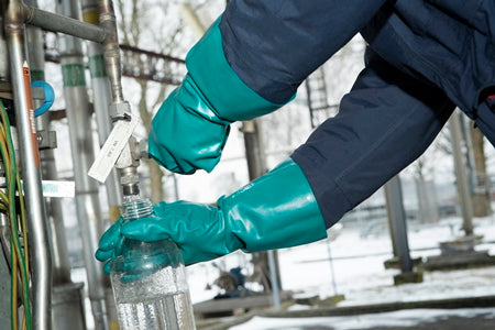 GUANTE ALPHATEC 58-335 DE NITRILO DE 15" ESPESOR 29 MIL (PAR)