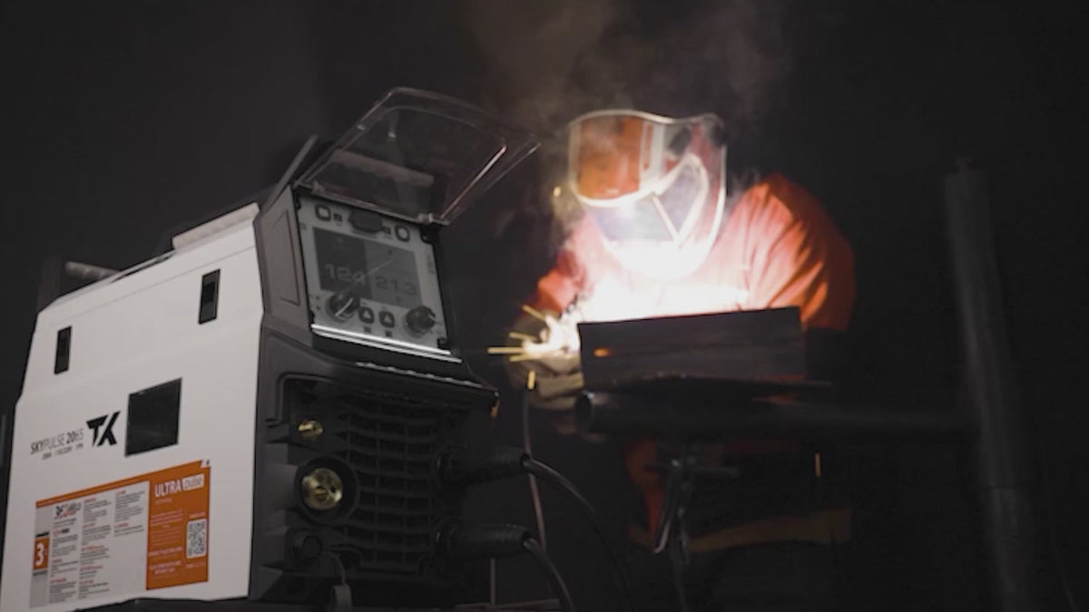 Cargar vídeo: EQUIPO PARA SOLDAR 200A DC 110/220V MULTIPROCESOS SKYPULSE 2065 TX ULTRAPOWER- DOBLE PULSADO 5KG
