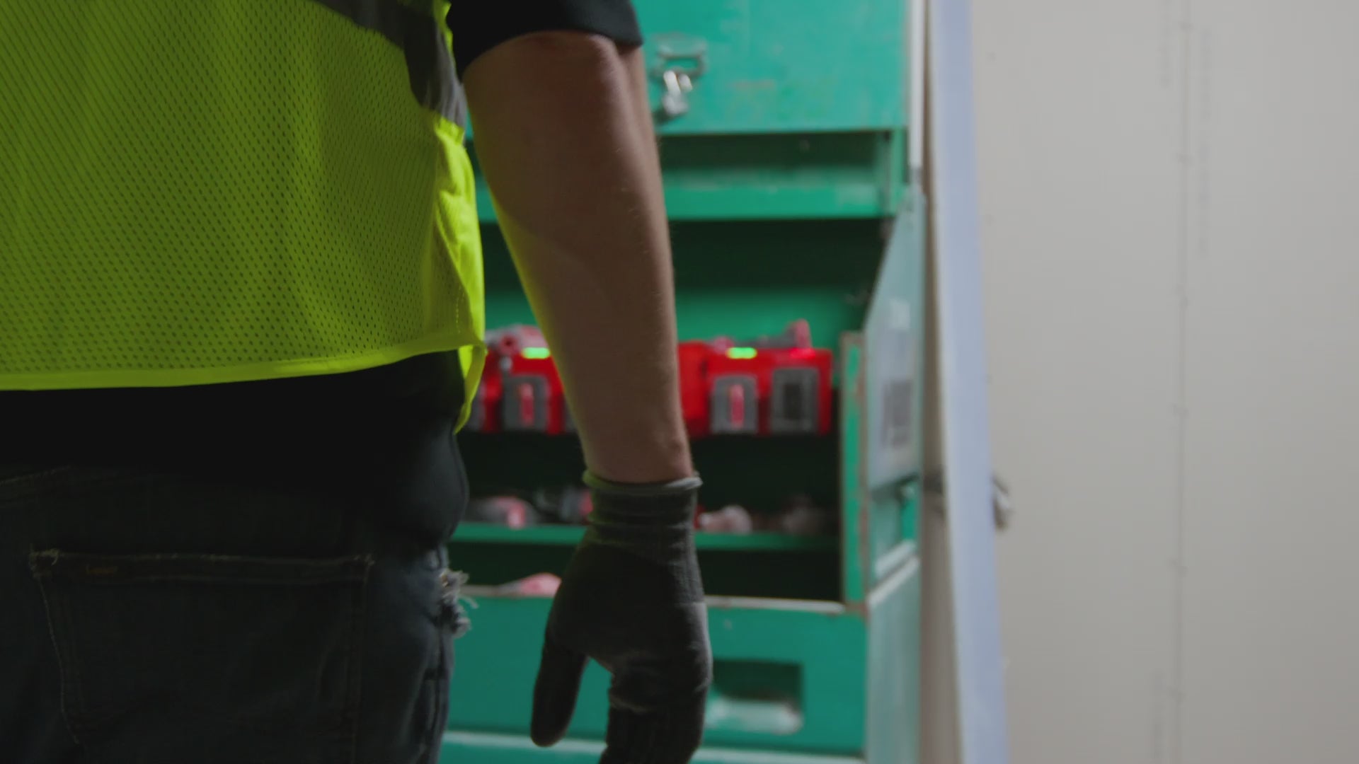 Cargar vídeo: CARGADOR RÁPIDO PARA CAJAS DE CONEXIONES M18™ Y M12™