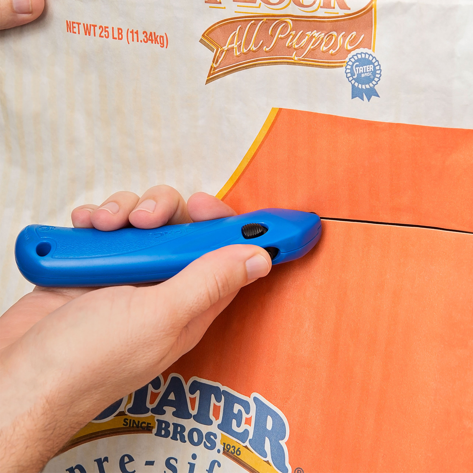 CUCHILLA DE SEGURIDAD DESECHABLE PARA ALIMENTOS CON GUARDA DE SEGURIDAD DE AUTO BLOQUEO PHC