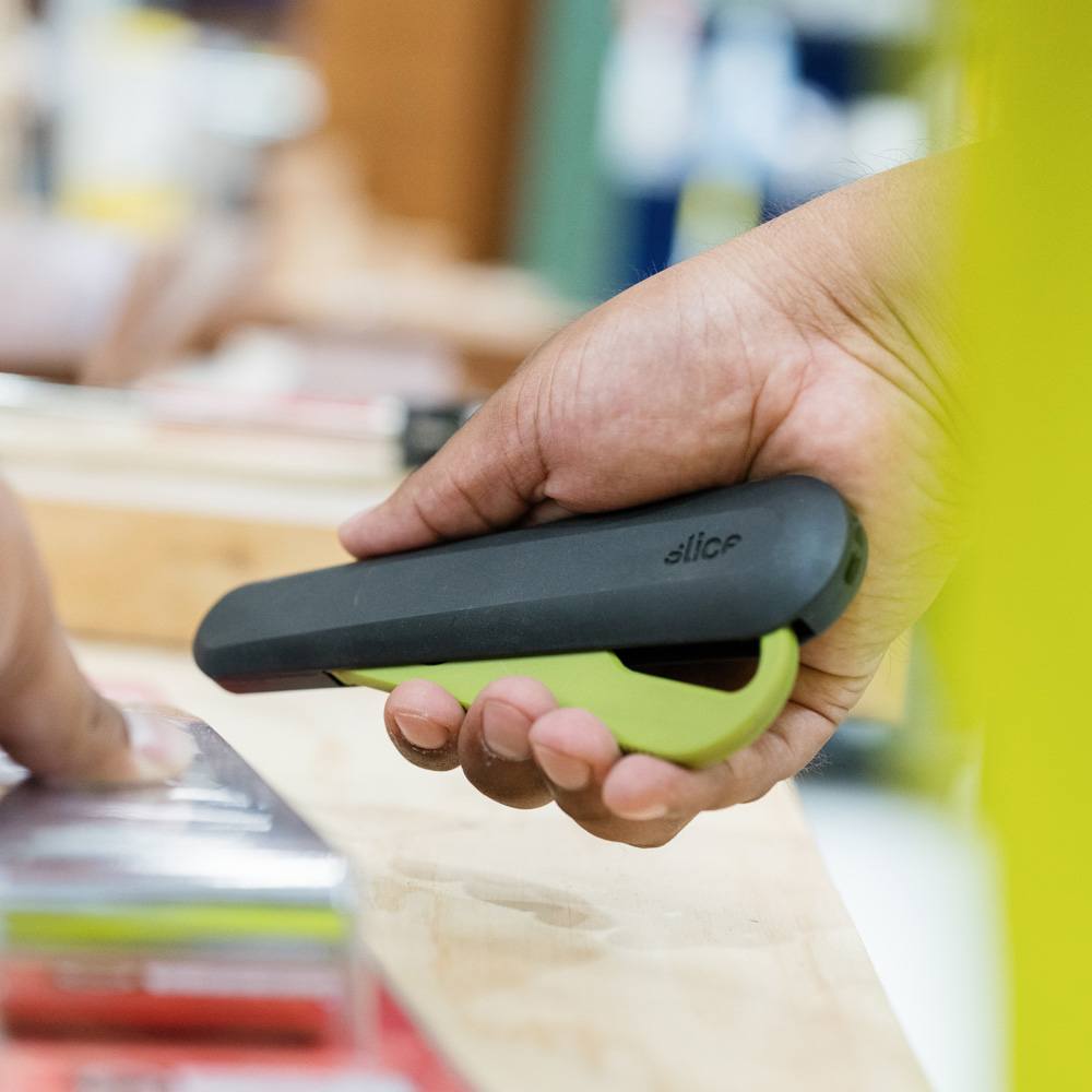 CUCHILLA CARCASA PLASTICA AUTO-RETRACTIL